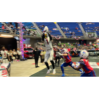 Jacksonville Sharks wide receiver Devin Wilson scores against the San Antonio Gunslingers