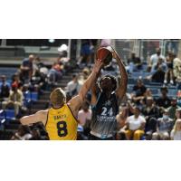 Scarborough Shooting Stars' Isiaha Mike vs.Edmonton Stingers' Jordan Baker