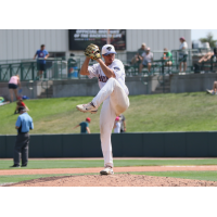 Lincoln Saltdogs prepare to deliver a pitch